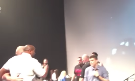 Daniel Cormier bacio flašu vode na Jon Jonesa nakon sinoćne konferencije za štampu! (VIDEO)