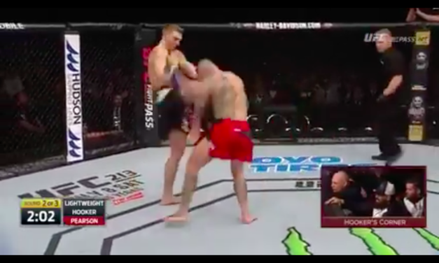 Pogledajte brutalan nokaut kolenom Dan Hookera nad Ross Pearsonom! (VIDEO)