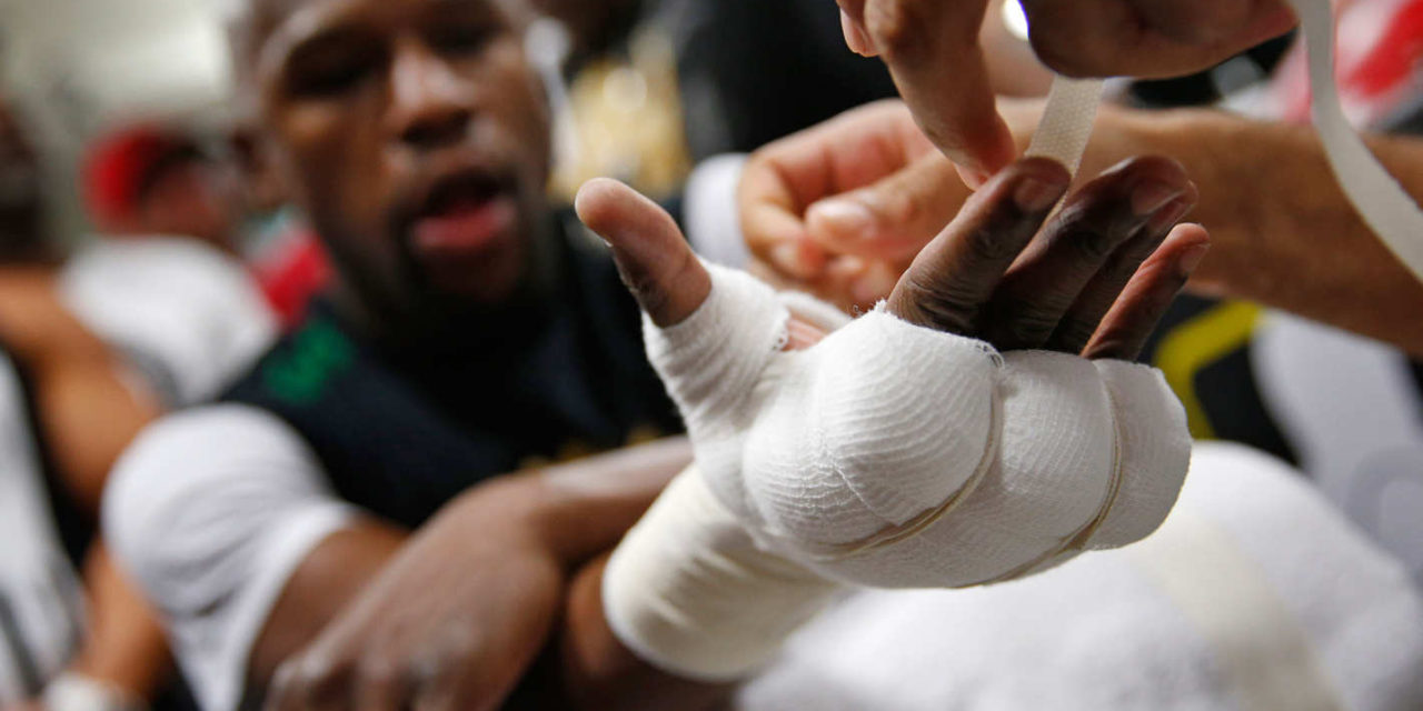Floyd Mayweather povredio ruku! (VIDEO)