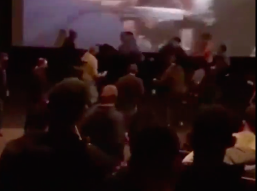 Opšta tuča izbila u jednom bioskopu tokom borbe McGregora i Mayweathera! (VIDEO)