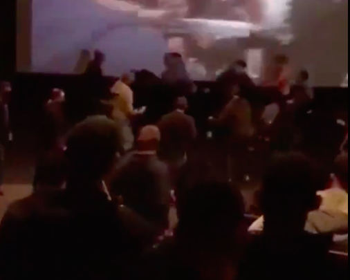 Opšta tuča izbila u jednom bioskopu tokom borbe McGregora i Mayweathera! (VIDEO)
