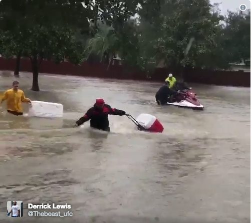UFC borac Derrick Lewis pomaže ljudima koji su nastradali u uraganu “Harvey”! (VIDEO)