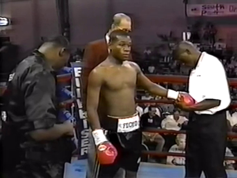 Pogledajte prvu profesionalnu boks borbu Floyda Mayweathera! (VIDEO)