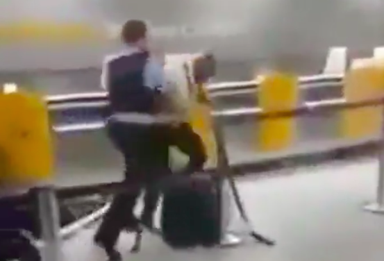 Bivši MMA borac pretukao dvoje nemačkih policajaca na aeodromu u Frankfurtu… (VIDEO)