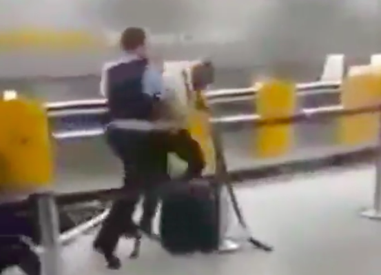 Bivši MMA borac pretukao dvoje nemačkih policajaca na aeodromu u Frankfurtu… (VIDEO)