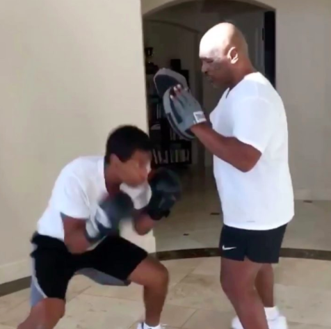 Mike Tyson drži fokusere svom sinu koji malo podseća na svog tatu iz mlađih dana! (VIDEO) p