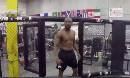 Floyd Mayweather po prvi put ušao u kavez, da li najavljuje MMA borbu? (VIDEO)