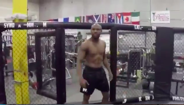 Floyd Mayweather po prvi put ušao u kavez, da li najavljuje MMA borbu? (VIDEO)