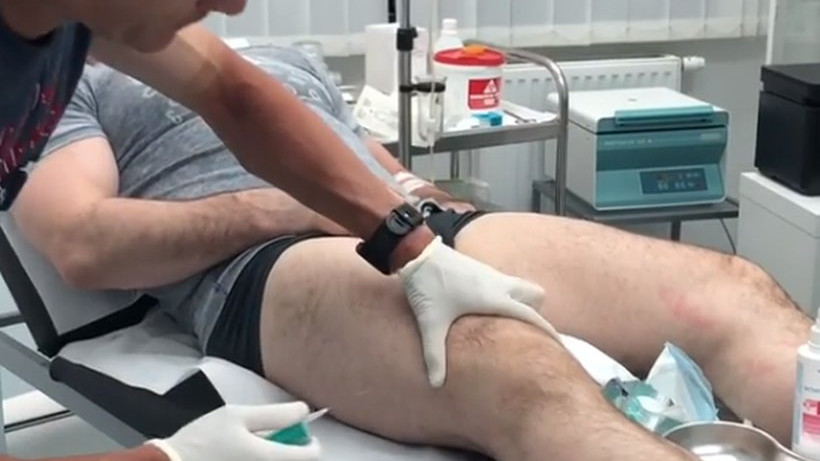 Borac Mirko Filipović objavio snimak kako mu doktor injekcijom iz kolena vadi vodu! (VIDEO)